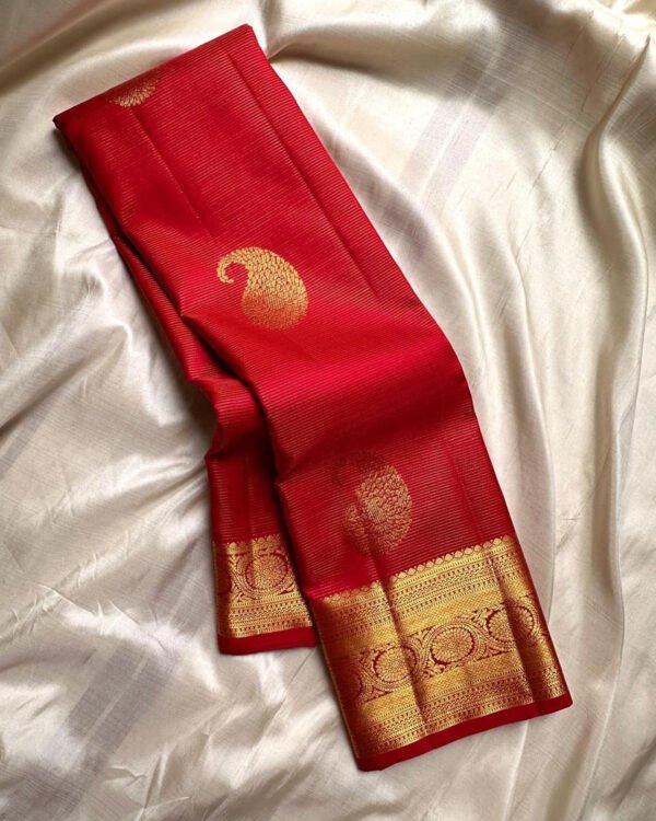 Preferable Red Soft Banarasi Silk Saree With Staggering Blouse Piece