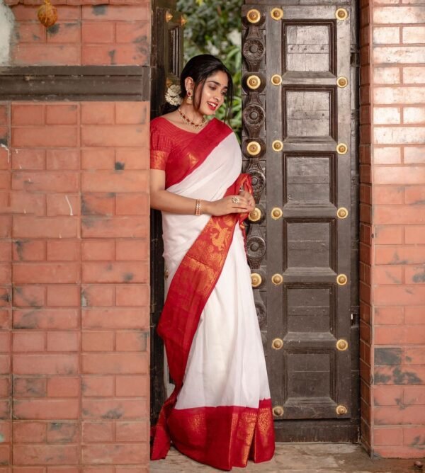 Classic White Soft Silk Saree With Snappy Blouse Piece