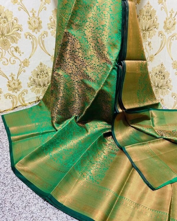 Effervescent Green Soft Banarasi Silk Saree With Snazzy Blouse Piece