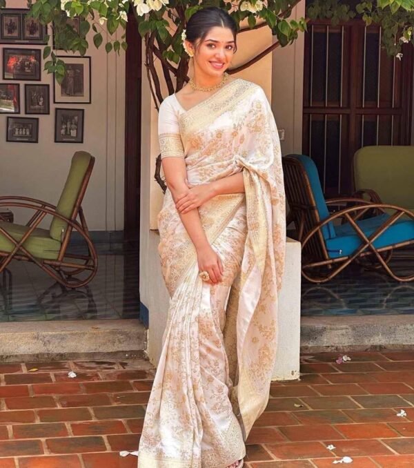 Magnetic Beige Soft Silk Saree With Susurrous Blouse Piece