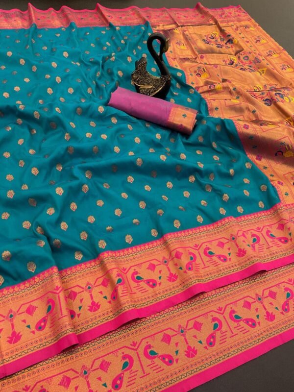 Ineffable Rama Paithani Silk Saree With Vivacious Blouse Piece